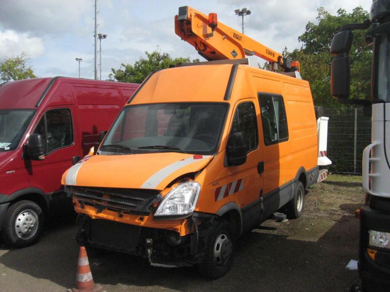 IVECO C 50 V/ 50 C 15 V DPF  truck with lifting platform/ accident