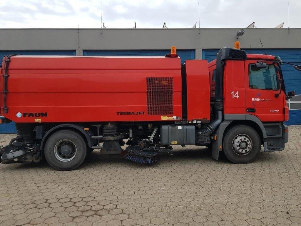 Used Daimler Chrysler/ Faun Actros/ Terrajet  Airfield - sweeper/ truck for Sale (Auction Premium) | NetBid Industrial Auctions