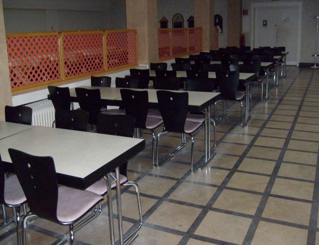 Stoly v jídelně s přidruženými sedadly
