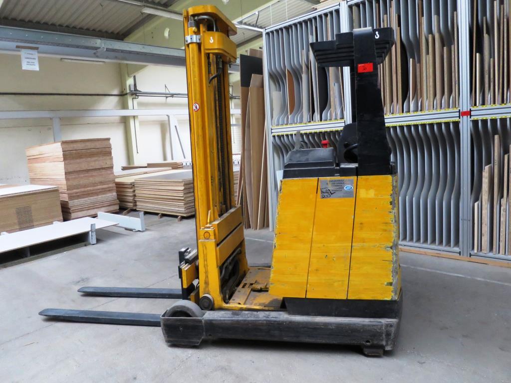Used Jungheinrich Reach mast forklift truck for Sale (Auction Premium) | NetBid Industrial Auctions