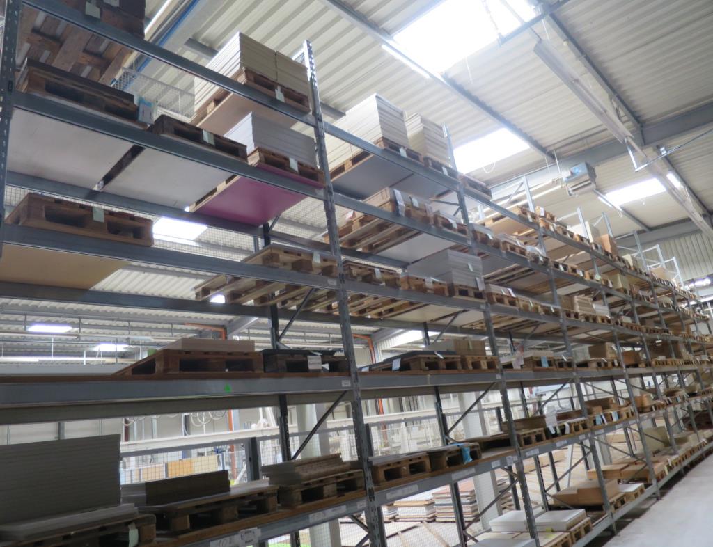 Pallet rack (66), without contents; ATTENTION: later release by arrangement