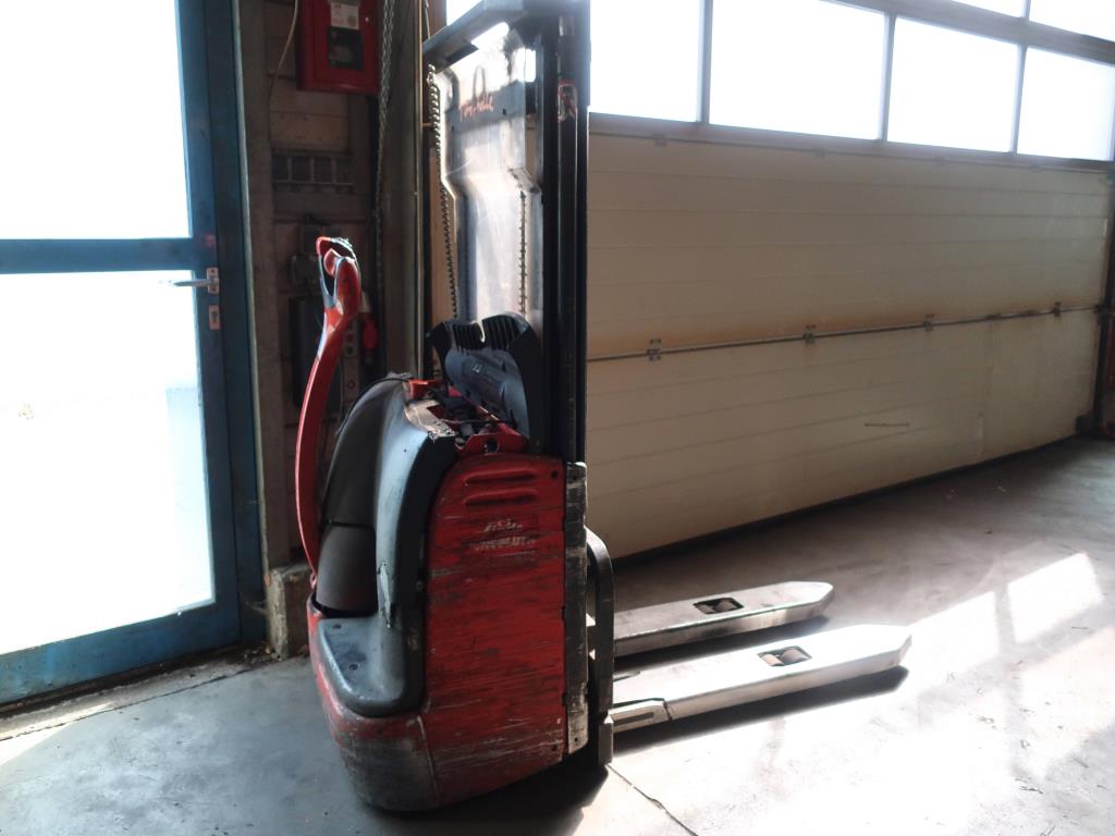 Linde L12 electr. hand-guided high-lift truck (2)