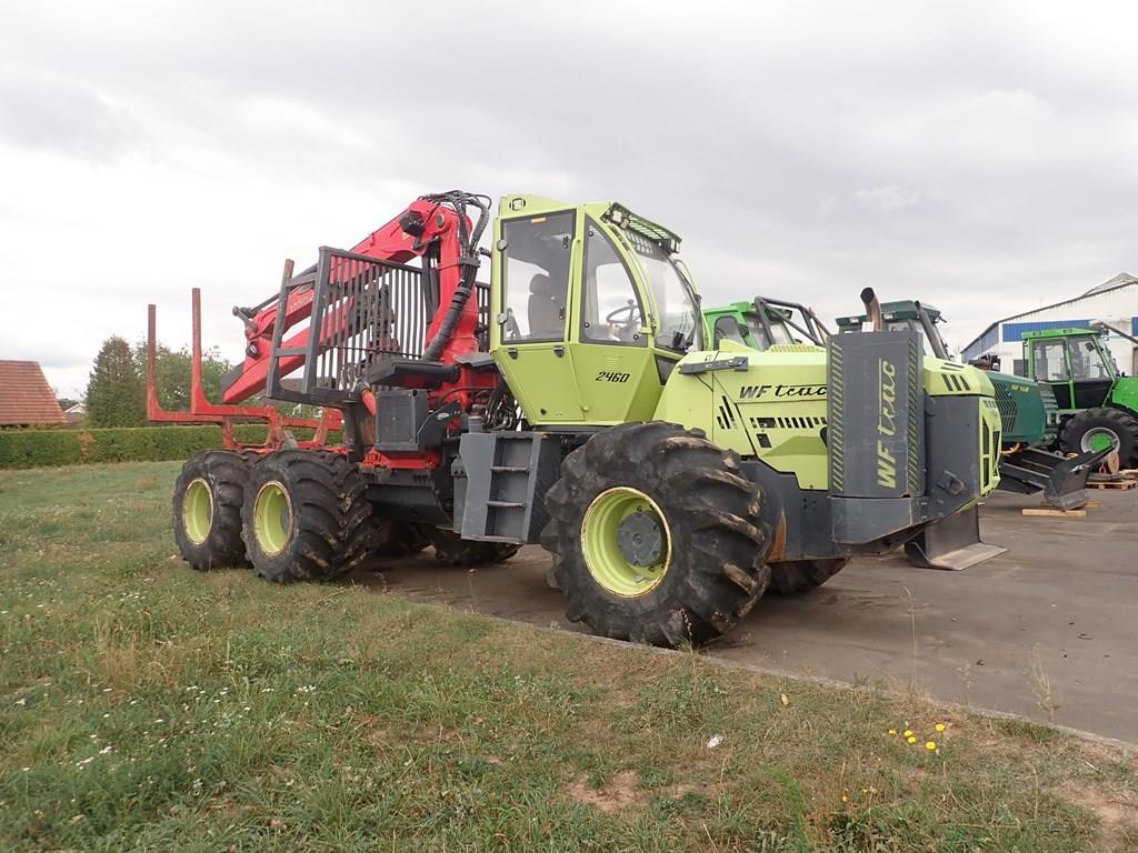 Specialized forestry tractor with forwarder crane