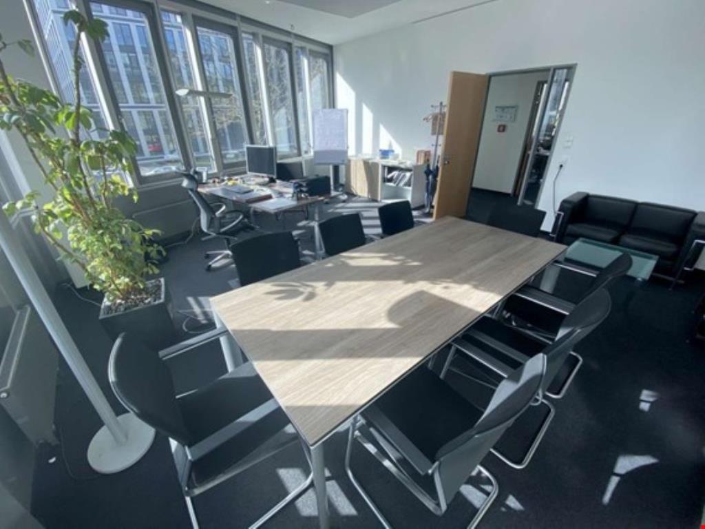 Kancelářské pracovní stanice, vybavení konferenčních místností, vybavené kuchyně atd. z Hamburku