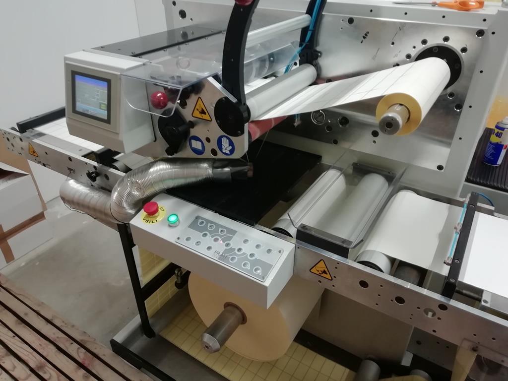 Stroj za izdelavo in tiskenje etiket