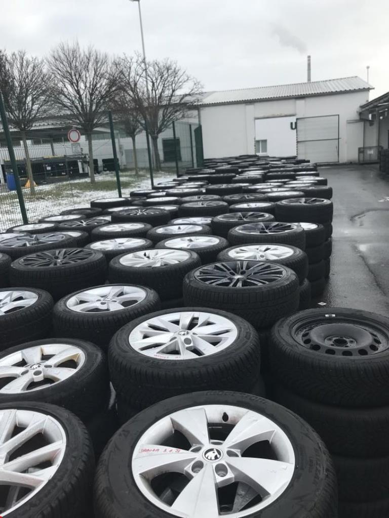 Rabljeni originalni kompleti zimskih pnevmatik + platišča za vozila Škoda