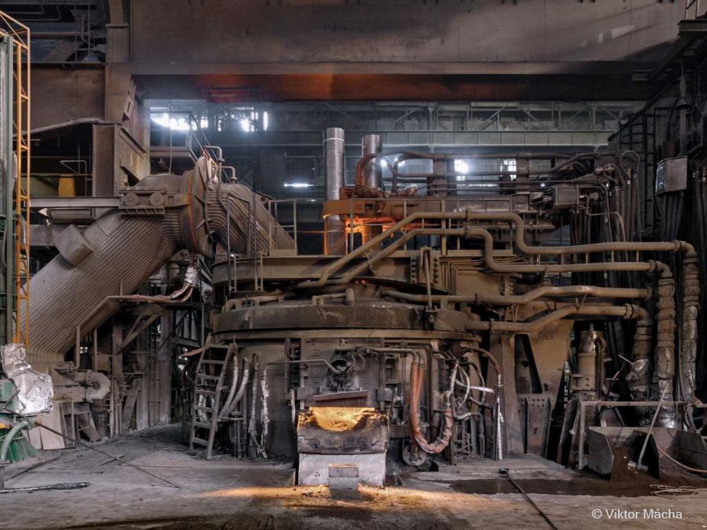 Závody a stroje z oblasti výroby oceli, kování, tepelného zpracování, velké cásti obrábení a periférií