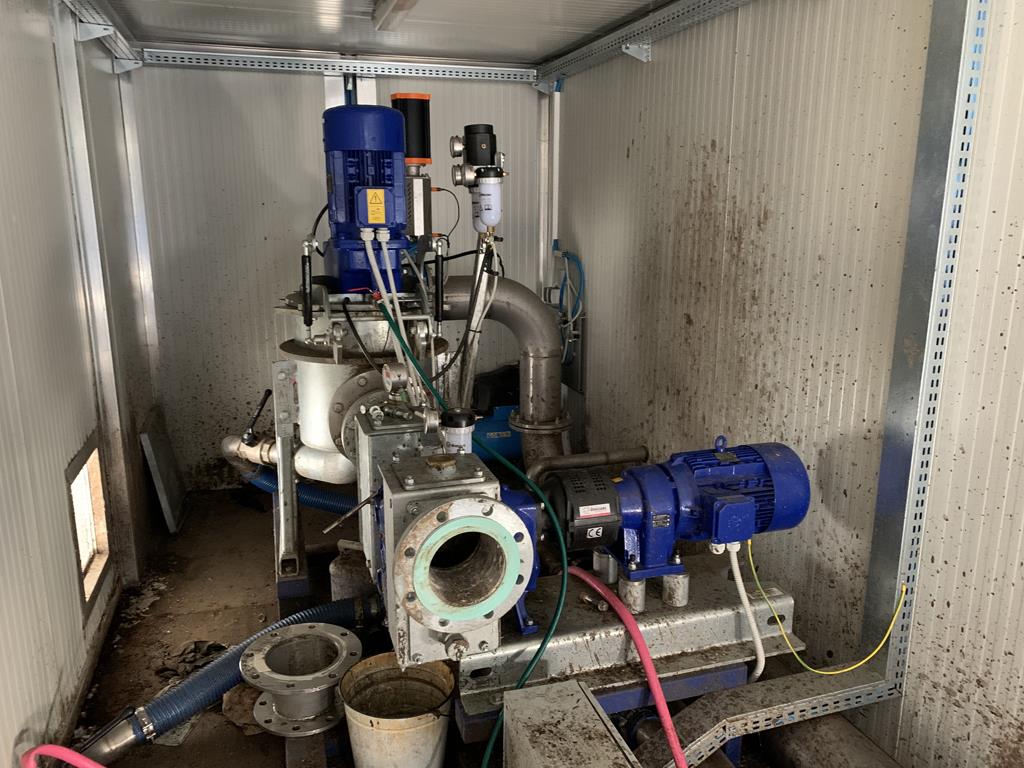 Technological equipment for the pre-preparation of feedstock for a biogas plant