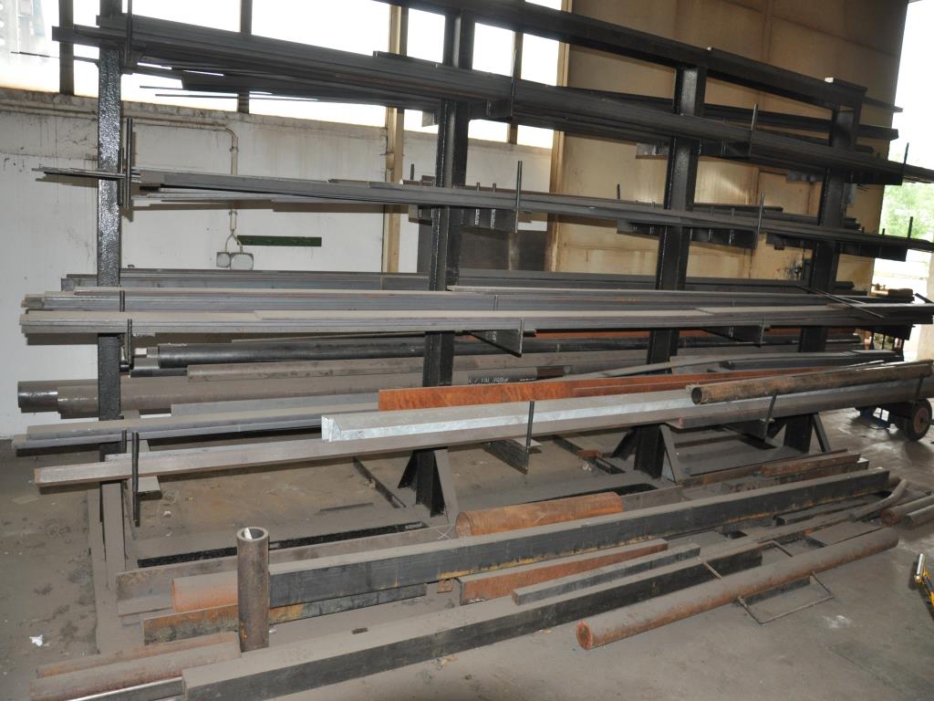 Cantilever racking on both sides, 2 wall-mounted cantilever racks with material