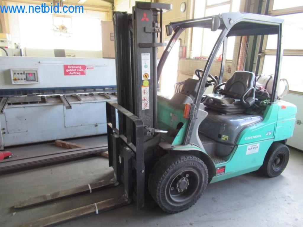 Mitsubishi FG30N LPG forklift trucks ATTENTION: Release in coordination possibly not until 15.05.2022