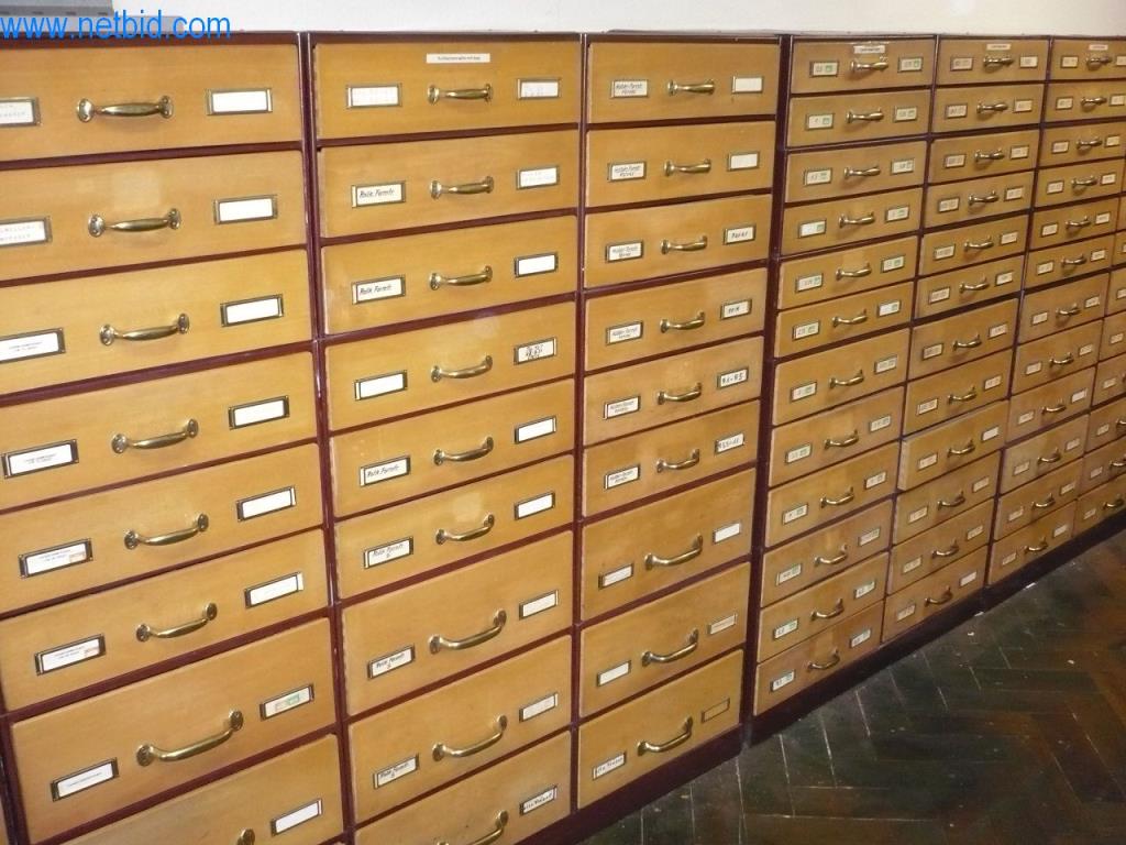 Drewniane szafki z szufladami