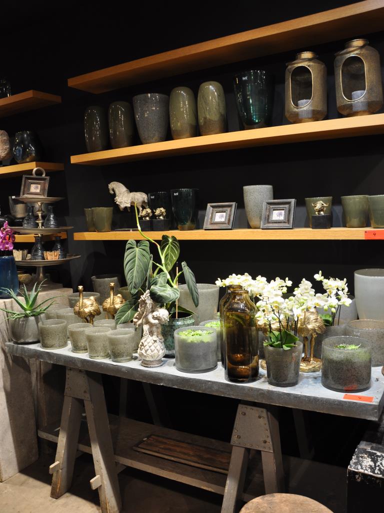 Urejena oprema trgovine in ekskluzivni dekorativni predmeti iz cvetličnega butika
