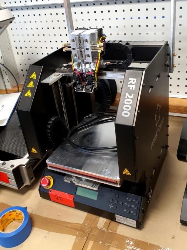 3D tiskárny, stroje z oblasti strojírenství a konstrukce prototypů.