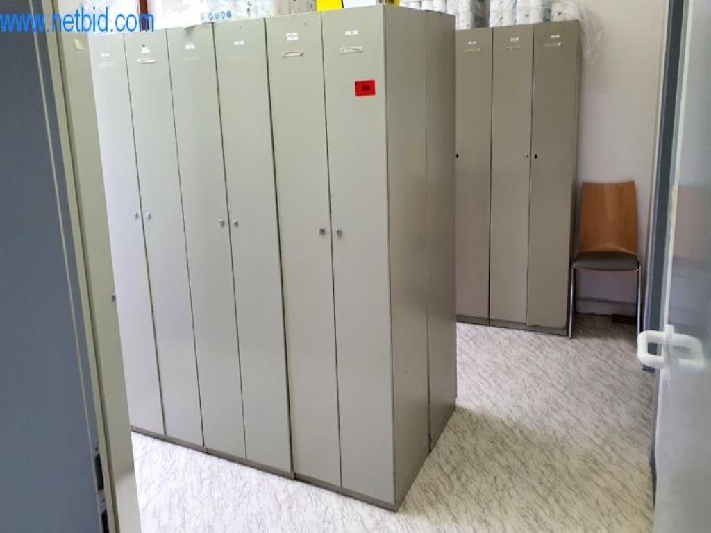 Used 24 Metal staff lockers for Sale (Trading Premium) | NetBid Industrial Auctions