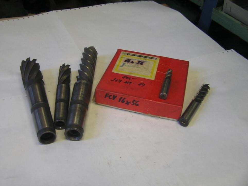 Tool set for machine tools - roll milling cutters and disk milling cutters