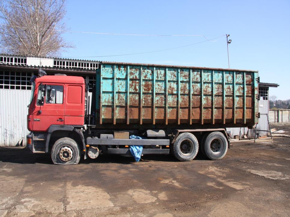 MAN 26.402 Truck with hook for containers