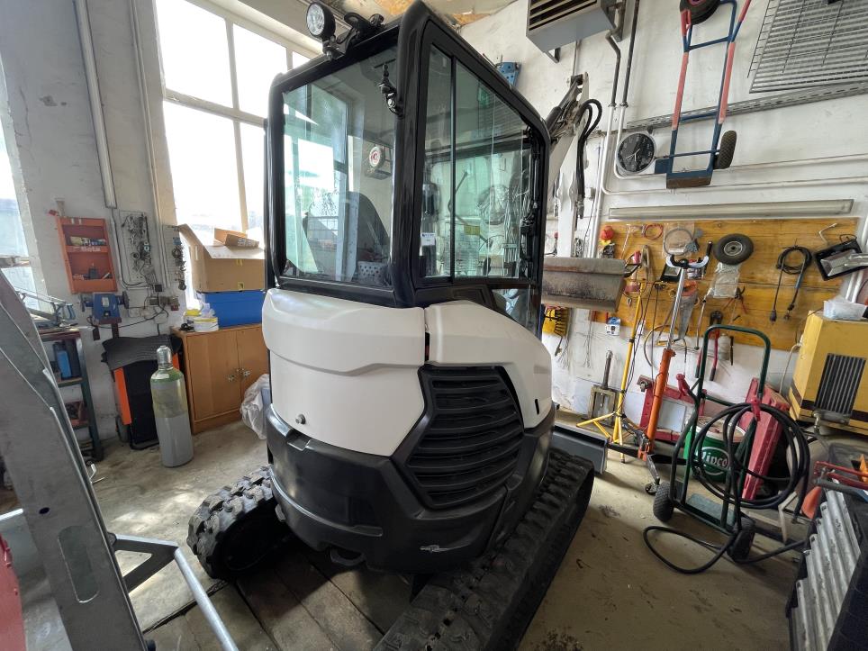 Bobcat E27Z Mini excavator with 2 BACKHOE BUCLETS AND HYDRAULIC HAMMER