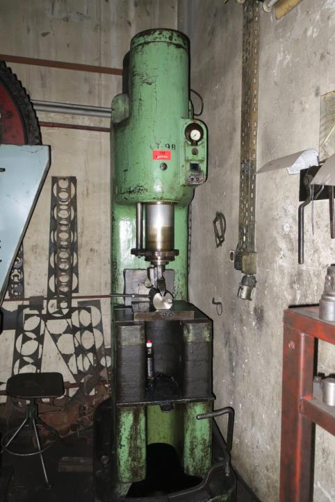 Hydraulic press, no markings