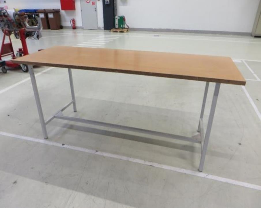 Assembly table 