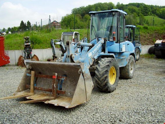 Used Volvo L 32-B-Z wheeled loader for Sale (Auction Premium) | NetBid Industrial Auctions