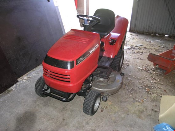 Used Honda 2218 ride-on lawn mower for Sale (Online Auction) | NetBid Industrial Auctions