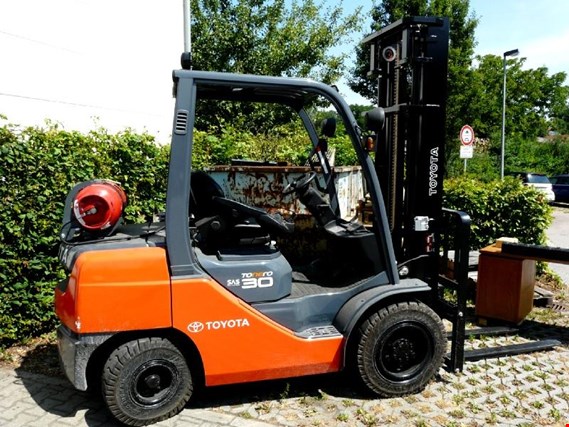 Used Toyota 02-8 FGF 30 forklift for Sale (Auction Premium) | NetBid Industrial Auctions