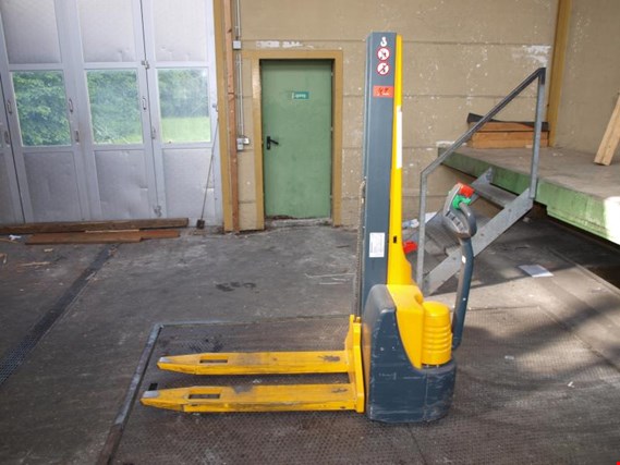 Used Jungheinrich EMC110 eletronic high-lift hand truck for Sale (Auction Premium) | NetBid Industrial Auctions