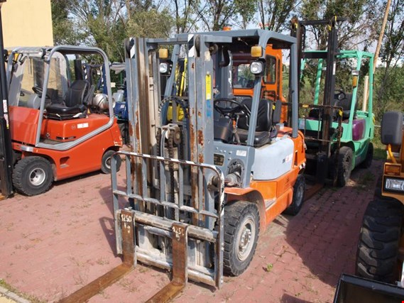 Used Nissan CPQD 25 HW 11 A Gas-Forklift for Sale (Trading Premium) | NetBid Industrial Auctions