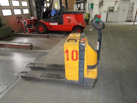 Used Jungheinrich EJE 220 electro-elevating transporter for Sale (Auction Premium) | NetBid Industrial Auctions