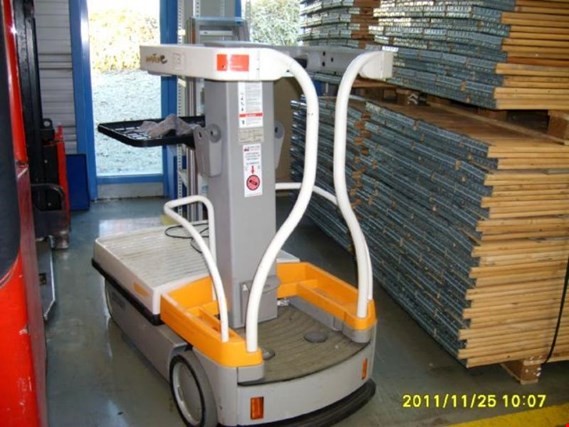 Used Crown WAV 50-118 Fahrerstand-Hubwagen for Sale (Auction Premium) | NetBid Industrial Auctions