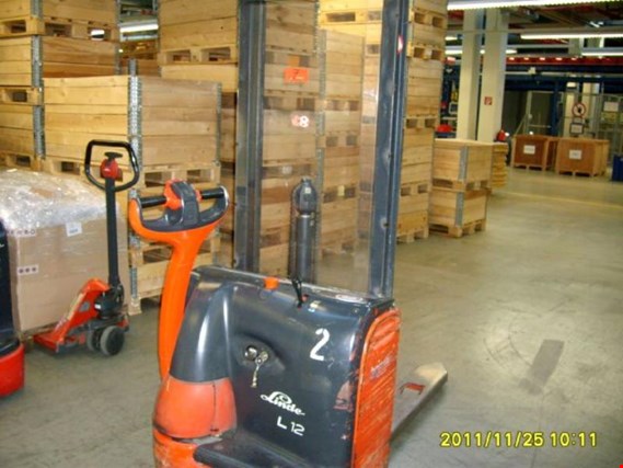 Used Linde L 12 Elektro-Hochhubwagen for Sale (Auction Premium) | NetBid Industrial Auctions