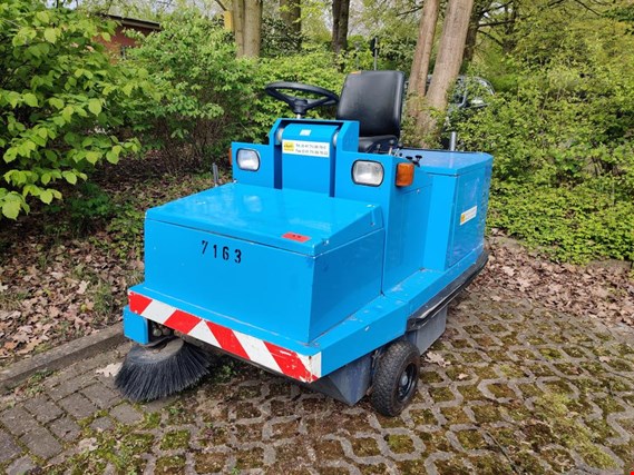 Used Dulevo  86  Ride-on sweeper/suction machine (FW7163) for Sale (Auction Premium) | NetBid Industrial Auctions