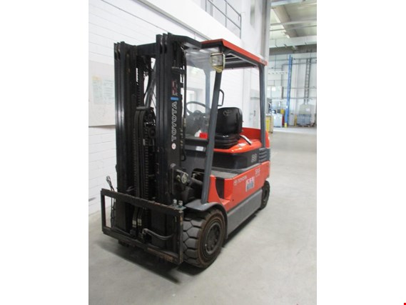 Used Toyota 7FBMF30 Forklift for Sale (Auction Premium) | NetBid Industrial Auctions