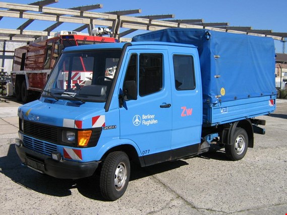 Used Mercedes Benz 208 D  truck open space mit double cabin for Sale (Auction Premium) | NetBid Industrial Auctions