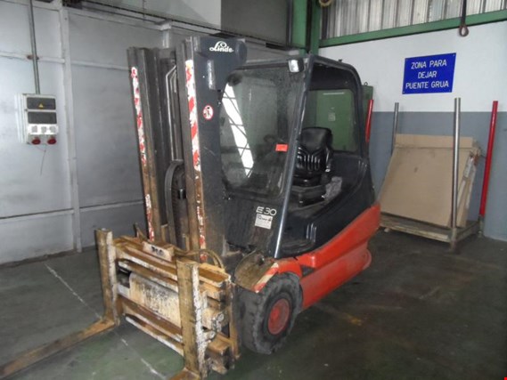 Used Linde E 30/02 electro fork lift truck for Sale (Auction Premium) | NetBid Industrial Auctions