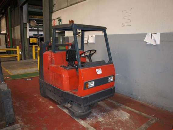 Used Hako riding sweeper for Sale (Auction Premium) | NetBid Industrial Auctions