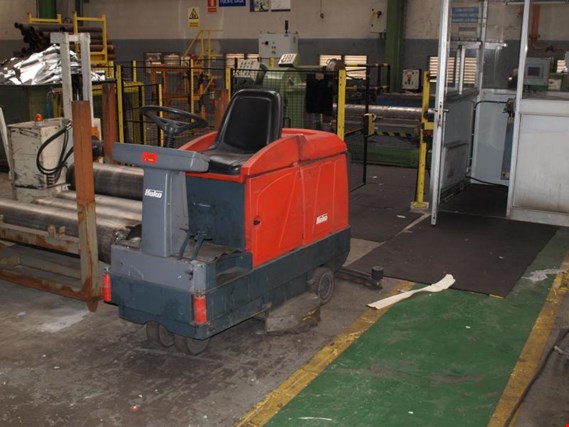 Used Hako 910 riding sweeper for Sale (Auction Premium) | NetBid Industrial Auctions