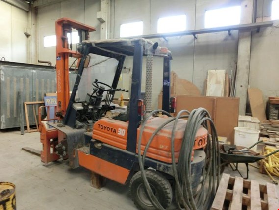 Used Toyota 02-5 FD 30 Diesel fork lift for Sale (Trading Premium) | NetBid Industrial Auctions
