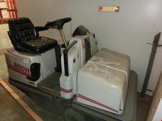Used Dulevo 1300 DL floor cleaning machine for Sale (Auction Premium) | NetBid Industrial Auctions