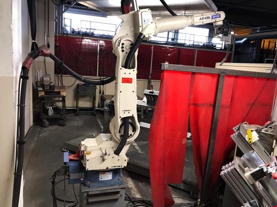 Used OTC A II-V 6 L welding robot (ROBO 18) for Sale (Auction Premium) | NetBid Industrial Auctions