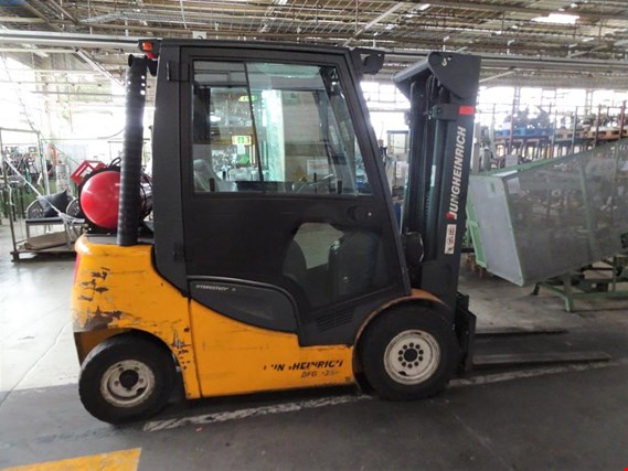 Used Jungheinrich TFG425s gas-powered forklift truck for Sale (Auction Premium) | NetBid Industrial Auctions