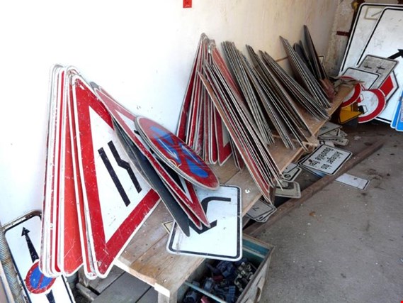 Used lot traffic signs for Sale (Auction Premium) | NetBid Industrial Auctions