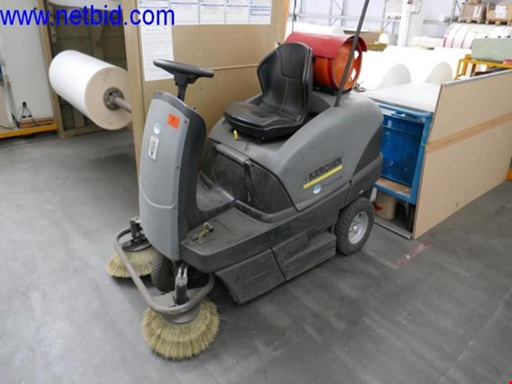 Used Kärcher KM 100/100 R Gas ride-on sweeper for Sale (Auction Premium) | NetBid Industrial Auctions
