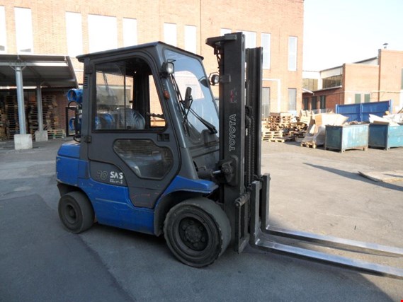 Used Toyota 02-7 FGF 30 gas-powered forklift truck for Sale (Trading Premium) | NetBid Industrial Auctions