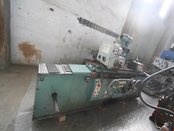 Used TOS BHUT 32/1000 external cylindrical grinding machine for Sale (Auction Premium) | NetBid Industrial Auctions