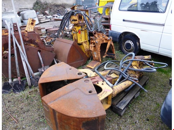 Used 2 hydr. clamshell buckets for Sale (Auction Premium) | NetBid Industrial Auctions