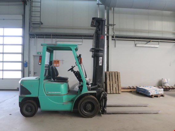 Used Mitsubishi FD30K Diesel-powered forklift truck for Sale (Trading Premium) | NetBid Industrial Auctions