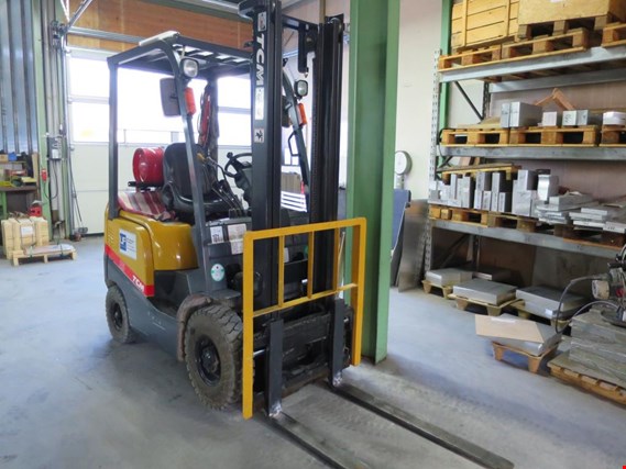 Used TCM FG15T13 fuel gas fork lift truck for Sale (Auction Premium) | NetBid Industrial Auctions