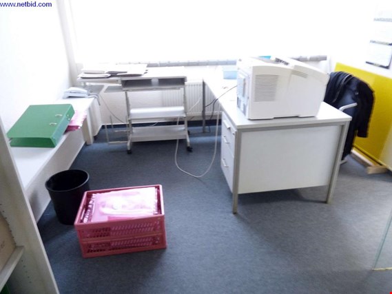 Used Desk for Sale (Trading Premium) | NetBid Industrial Auctions