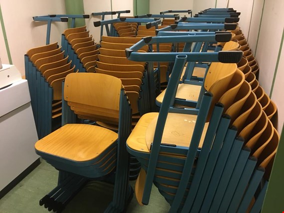 Zestaw krzeseł na płozach (około 120 sztuk) kupisz używany(ą) (Trading Premium) | NetBid Polska